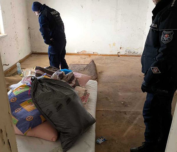 Leżał na gołej podłodze przykryty starym dywanem