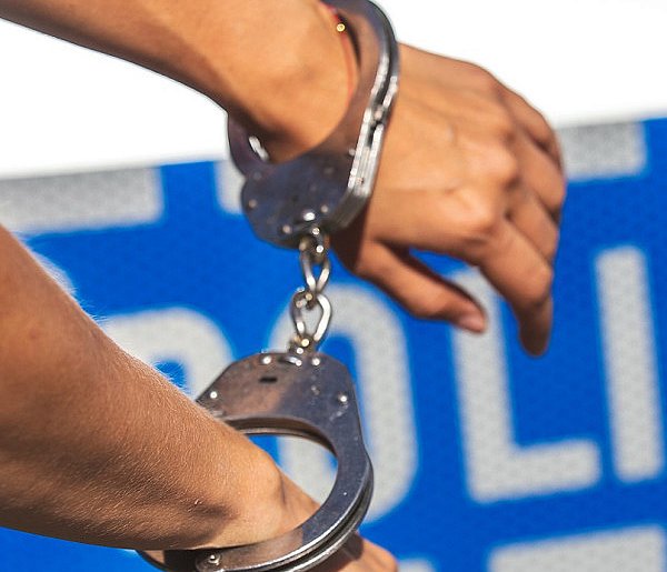 Wbiegał na jezdnię. A potem opluł policjantów