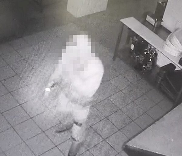 Skradł pieniądze i alkohol. Zapomniał o monitoringu… [Film]