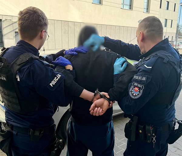 Impreza z rozbojem. Bili go, kopali, ogolili głowę