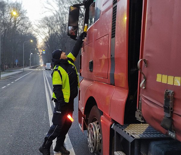 Kierowca mercedesa wydmuchał prawie promil. Niby po dwóch piwach