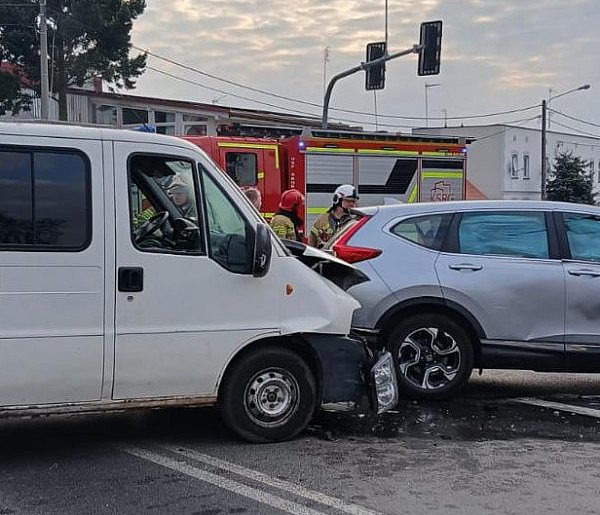 Wypadek na skrzyżowaniu. Jedna osoba w szpitalu