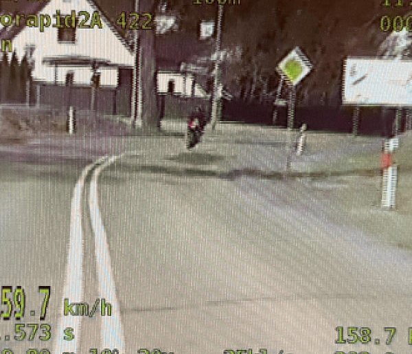W Margoninie było o tym głośno! Motocyklowy pirat w areszcie. Co z radiowozem?