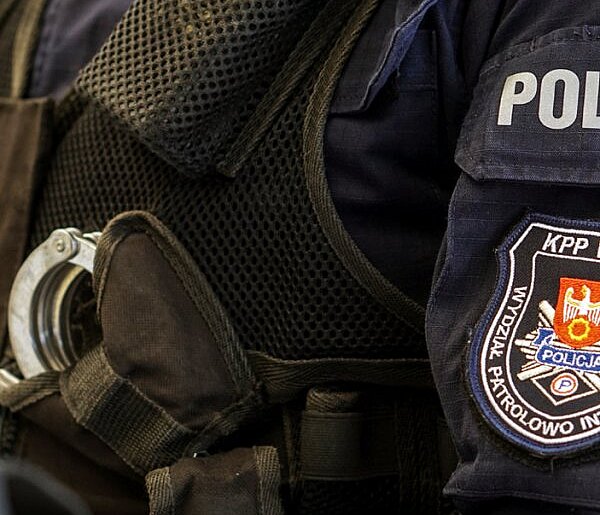 Schowała się przed policjantami w... szafie