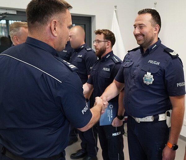 Piła: Komendant podziękował policjantowi za uratowanie tonącego