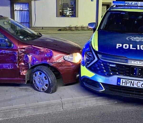 Uciekał policjantom przez 70 kilometrów. Zatrzymał się na... radiowozie