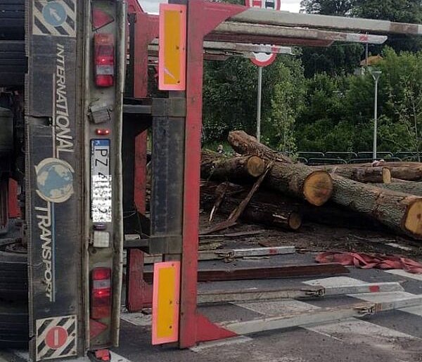 Skoki: Przewróciła się naczepa z drewnem