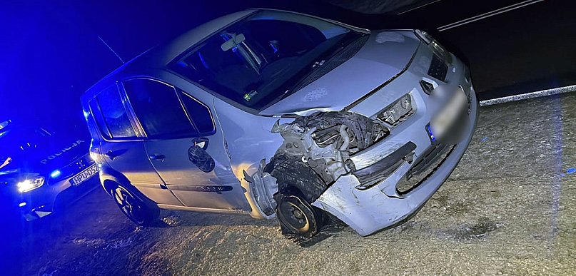 Rozbił się o stojące auta i odjechał