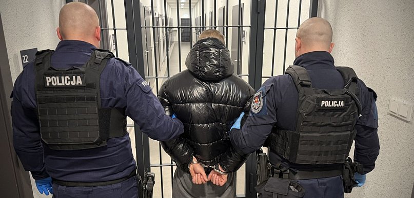 Nagrali film, jak bił 19-latka belką