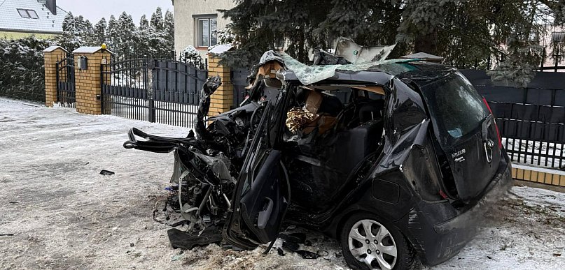 Zderzyli się z tirem. Nie żyje matka i 4-letnia córka. Tyle zostało z osobówki...