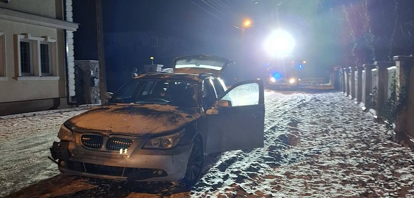 BMW wjechało słup energetyczny. Bo było ślisko!