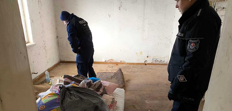 Leżał na gołej podłodze przykryty starym dywanem