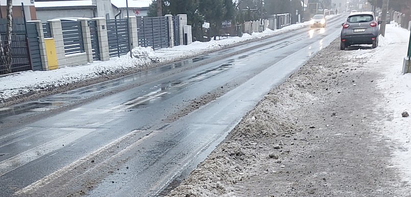 Breja z drogi na chodniku