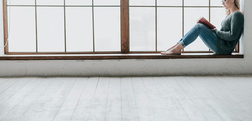 Nierówna podłoga to nie tylko problem estetyczny. Jak wpływa na bezpieczeństwo bud