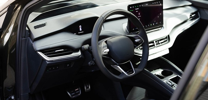 Naprawa szyb samochodowych: Kiedy warto uratować szybę zamiast ją wymieniać?