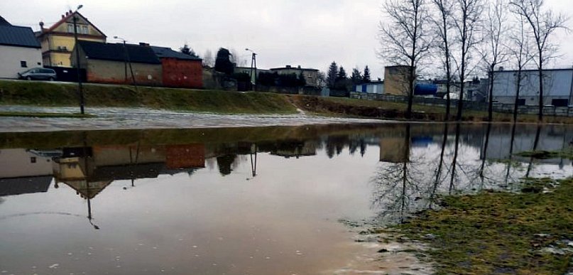 Łobżenica: targowisko w wodzie. Otwarto jaz na Łobżonce