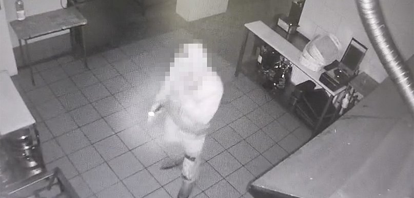 Skradł pieniądze i alkohol. Zapomniał o monitoringu… [Film]