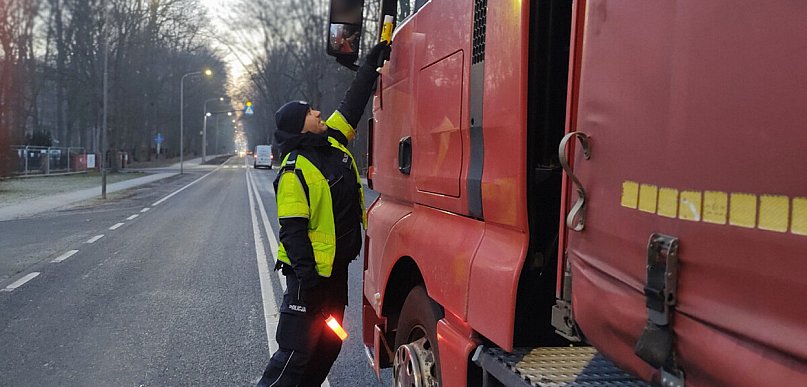 Kierowca mercedesa wydmuchał prawie promil. Niby po dwóch piwach