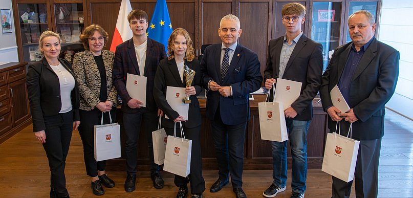 Młodzież z pasjami u starosty pilskiego. "Macie znakomitego nauczyciela!"