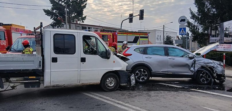 Wypadek na skrzyżowaniu. Jedna osoba w szpitalu