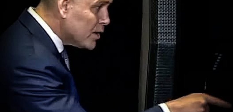 Wyszedł kibol z Karola, czyli jak Nawrocki z mocy swego urzędu o....ł dziennikarza