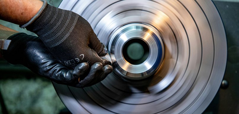 Jak uzyskać efekt lustra na stali nierdzewnej w elementach przemysłowych i dekorac