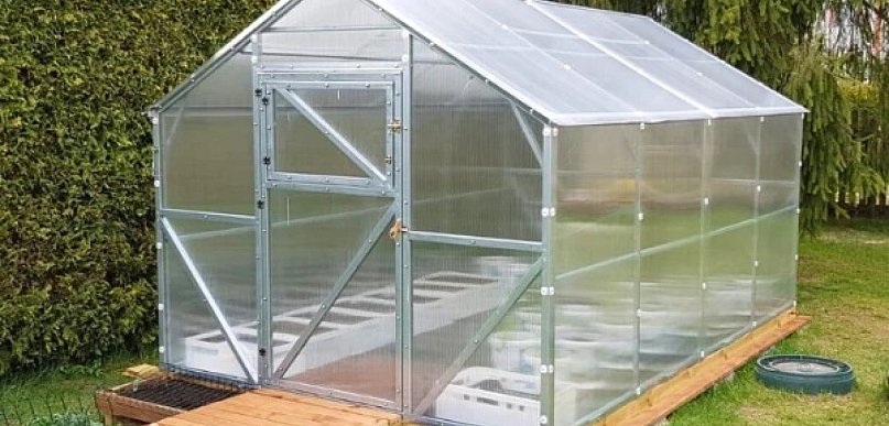 Co to jest szklarnia domek z poliwęglanu i czym różni się od konstrukcji łukowej?