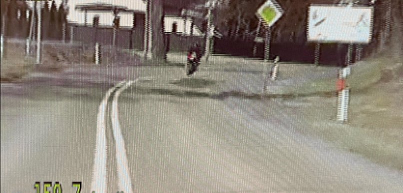 W Margoninie było o tym głośno! Motocyklowy pirat w areszcie. Co z radiowozem?