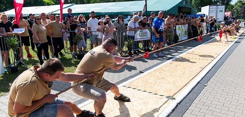 Mundurowi staną do przeciągania liny