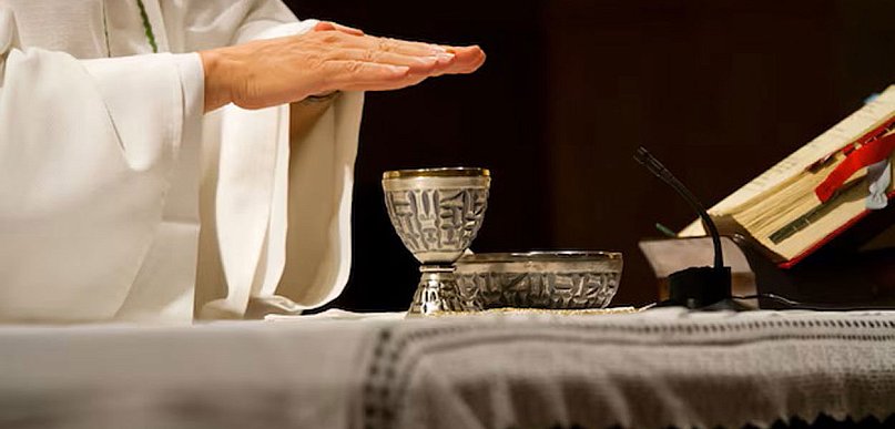 Ks. Raj: ksiądz z chorobą alkoholową może sprawować Eucharystię na moszczu winnym