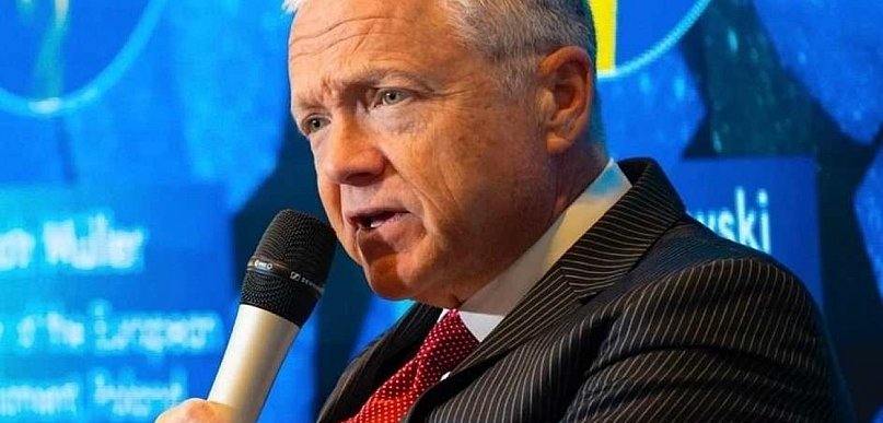 Ambasador Rose rżnie głupa, czyli o dwóch rodzajach lojalności