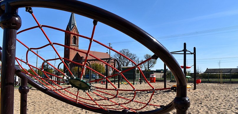 W Zacharzynie powstaje piękny plac zabaw!