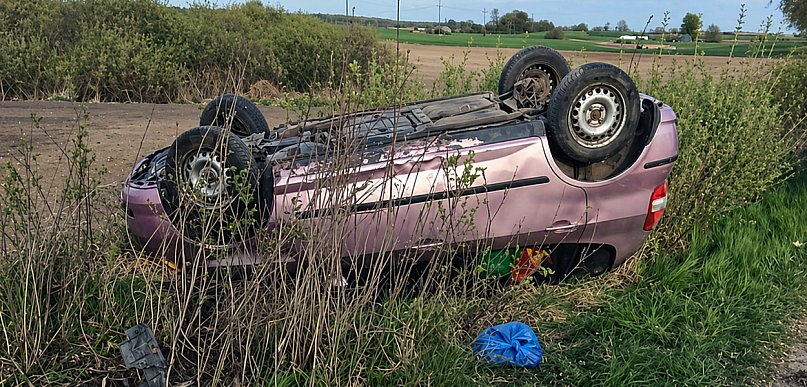 Po pijanemu ukradł samochód, a potem dachował