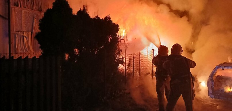 Było niebezpiecznie! Spłonęło auto zaparkowane między dwoma budynkami mieszkalnymi