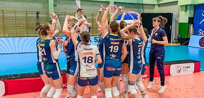 Zatańczyły z pucharem! Siatkarki Enea KS Piła z brązowym medalem 1. Ligi Kobiet