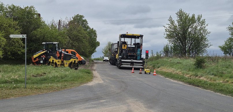 Rozkładarka masy bitumicznej wyjechała na drogi powiatowe