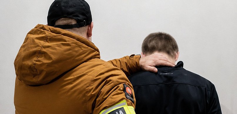 Poszukiwany listem gończym ukrył się pod podłogą