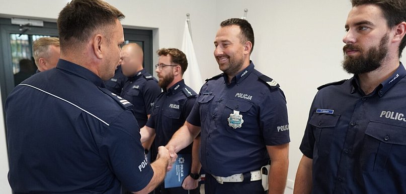 Piła: Komendant podziękował policjantowi za uratowanie tonącego