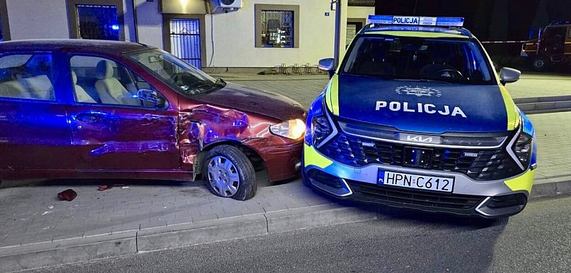 Uciekał policjantom przez 70 kilometrów. Zatrzymał się na... radiowozie