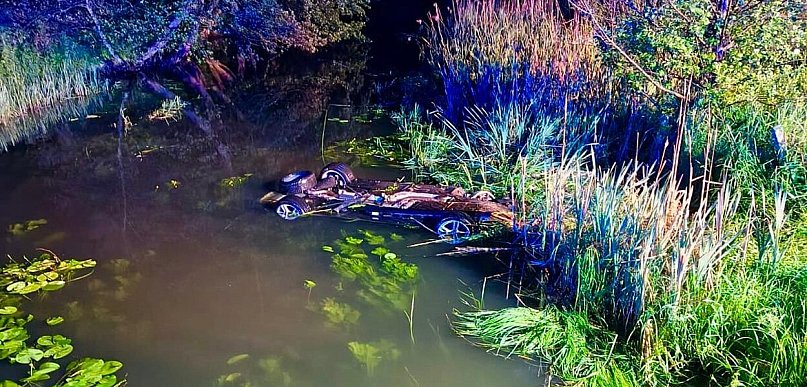 OSIEK NAD NOTECIĄ: Zjechał z drogi do rzeki. Nie żyje pasażer