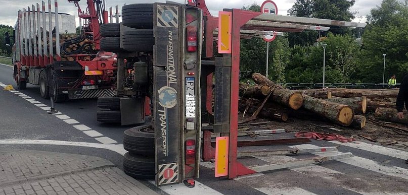 Skoki: Przewróciła się naczepa z drewnem