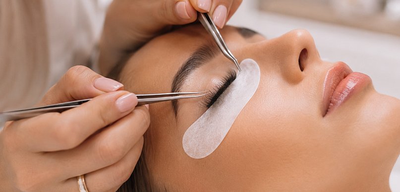 Nowy trend z Seulu: Technologiczna laminacja rzęs