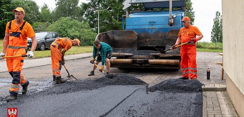 W DPS w Rzadkowie kładą nową nawierzchnię