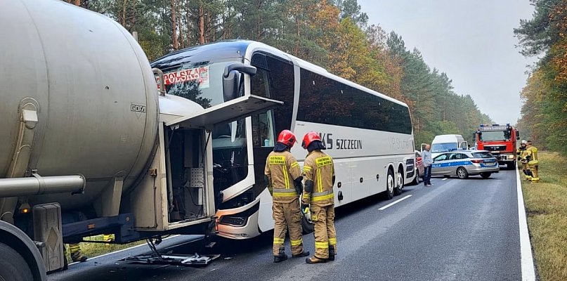 Autobus ze szkolną wycieczką wjechał w cysternę z gazem - 44166