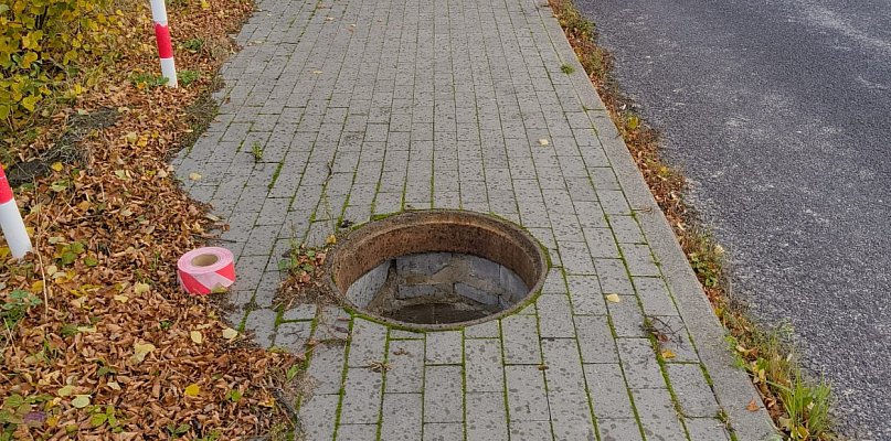 Ukradli pokrywę! Szczęście, że nikt nie wpadł do studzienki - 44217