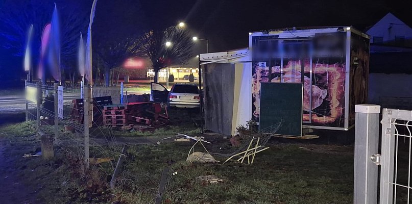 2 promile w BMW. Wjechał w kurczaki z rożna - 45666