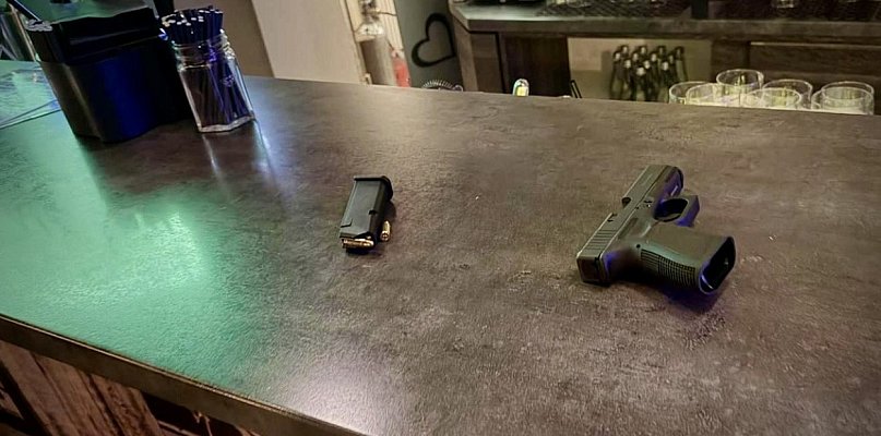 Wrócił do pubu z bronią naładowaną ostrą amunicją - 46243