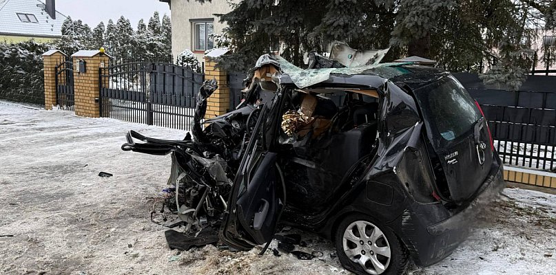 Zderzyli się z tirem. Nie żyje matka i 4-letnia córka. Tyle zostało z osobówki...