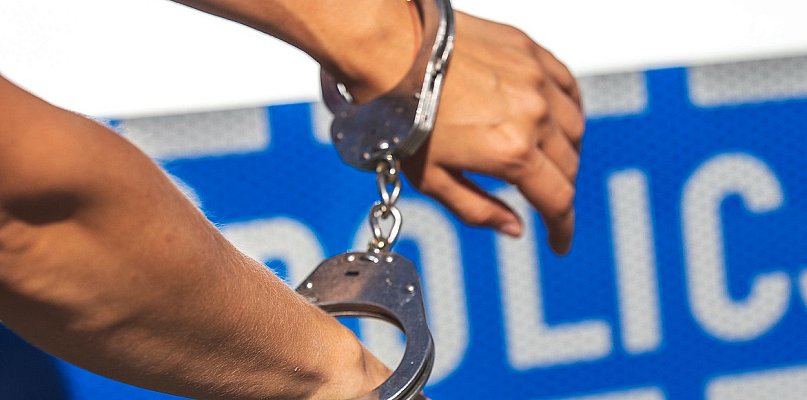 Wbiegał na jezdnię. A potem opluł policjantów