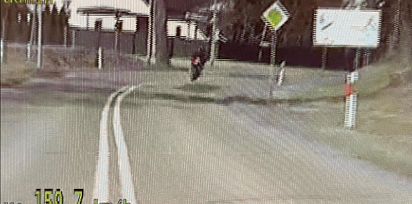 W Margoninie było o tym głośno! Motocyklowy pirat w areszcie. Co z radiowozem?